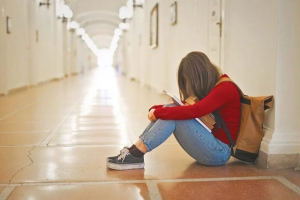 Φρίκη σε Γυμνάσιο: «Έσπασαν τα γυαλιά της κόρης μου και της είπαν να κάνει βίζιτες για να τα φτιάξει»