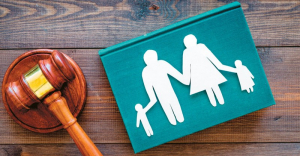 Οικογενειακό δίκαιο: Στον πατέρα η επιμέλεια των παιδιών όταν τον κατηγορεί άδικα η μητέρα