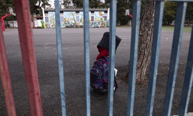 Κρήτη: Διευθύντρια έσωσε μαθήτρια που κινδύνεψε να πνιγεί με φαγητό