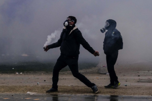 Γίνεται ο κόσμος μας όλο και πιο βίαιος; Πόσο αυξημένη είναι η εγκληματικότητα στην Ελλάδα;