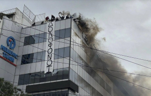 «Δολοφόνοι» – Ο Ρουβίκωνας ύψωσε πανό στο κτίριο της Hellenic Train