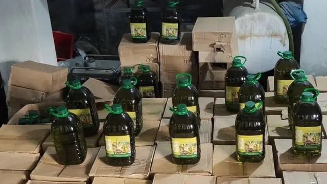 Τόνοι νοθευμένου ελαιόλαδου σε λαϊκές και Facebook