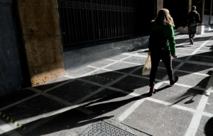 Τέλος σε επιδόματα και παροχές βάζει η κυβέρνηση