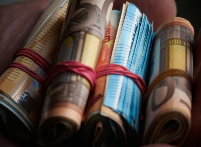 Τρίκαλα: Γυναίκα βρήκε 17.000 ευρώ και τα παρέδωσε