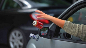 «Βαρύς ο πέλεκυς» σε όσους πετάνε σκουπίδια από το αυτοκίνητο