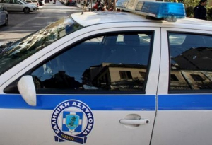 Σέρρες: Γονείς κλείδωσαν και παράτησαν τέσσερα παιδιά μέσα στο αυτοκίνητο και πήγαν για σουβλάκια