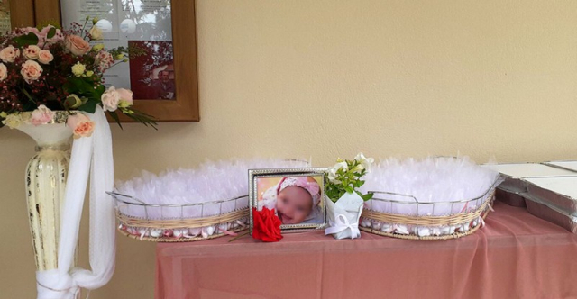 Άρτα: Σπαραγμός στην κηδεία του βρέφους - Με μπομπονιέρες και γλυκά η κηδεία του