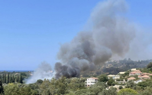 Κεφαλονιά: Τέθηκε υπό έλεγχο η πυρκαγιά στα Ντομάτα – Ήχησε το 112 για τα Σβορωνάτα