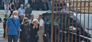 Καλαμαριά: «Γιατί το έκανες αυτό» - «Παγωμάρα» στην κηδεία του αστυνομικού που σκότωσε την πρώην σύζυγό