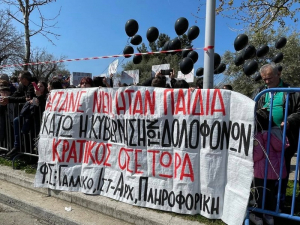 25η Μαρτίου: Διαμαρτυρία για τα Τέμπη με μαύρα μπαλόνια και πανό στην παρέλαση της Θεσσαλονίκης - ΒΙΝΤΕΟ