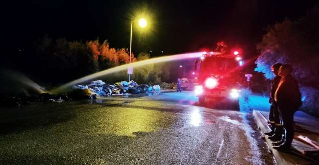 Άρπαξαν φωτιά τα ογκώδη απορρίμματα που εναποτίθενται παράνομα στον περιφερειακό Νυδριού