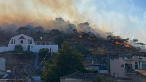 Απομακρύνονται κάτοικοι από τη Σαλαμίνα – Μηνύματα από το 112 για τη μεγάλη φωτιά