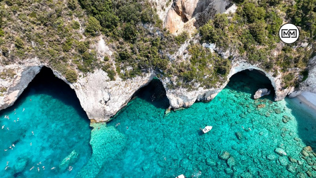 Παξοί: Μια παραλία όνειρο και τρεις γαλάζιες σπηλιές που επικοινωνούν μεταξύ τους