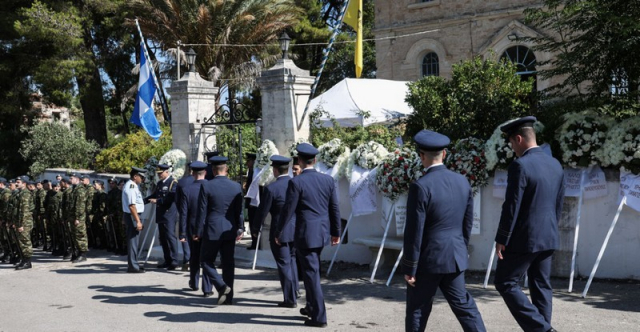 Πτώση Canadair: Το τελευταίο «αντίο» στον Χρήστο Μουλά - Τυλιγμένο με την ελληνική σημαία το φέρετρο