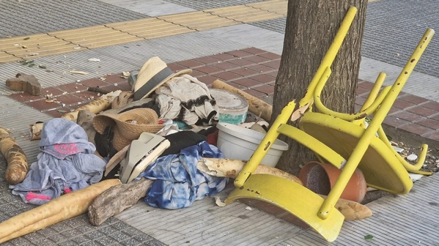 Θεσσαλονίκη: Βγήκε γυμνή στο μπαλκόνι και πετούσε καρέκλες και προσωπικά αντικείμενα