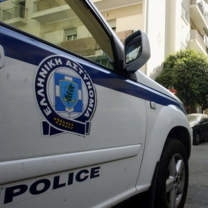 Φρίκη στη στη Λάρισα: Ηλικιωμένος χτύπαγε και έσερνε μικρό παιδί στο πεζοδρόμιο