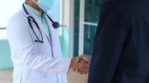 Προσωπικός γιατρός: Υψηλότερες αμοιβές για τους γιατρούς – Πρόστιμα για τους πολίτες