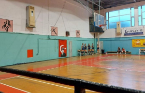 Απίστευτη πρόκληση: Ύψωσαν τουρκική σημαία με τον Κεμάλ σε αγώνα βόλεϊ στην Χίο!
