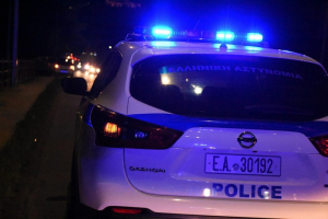 Ελληνικό: Κουκουλοφόροι ληστές μαχαίρωσαν 17χρονο - Σοβαρά τραυματισμένος ο νεαρός