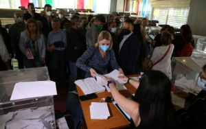 ΚΙΝΑΛ: Παράταση της ψηφοφορίας έως τις 20:00 - Εκτιμήσεις για συμμετοχή άνω των 120.000
