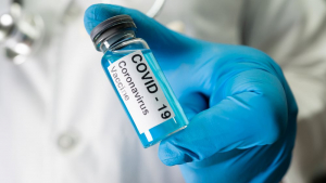 Αν κάποιος έχει συμπτώματα COVID-19  και βγαίνει αρνητικός είναι μεταδοτικός;