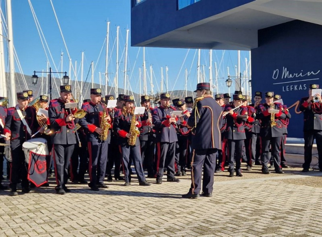 Χριστουγεννιάτικες μελωδίες σκόρπισε η ΦΕΛ σε ντόπιους και επισκέπτες στη Μαρίνα Λευκάδας