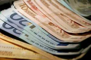 ΟΠΕΚΑ: Έκτακτα βοηθήματα τον Δεκέμβριο και δώρα για τα ευάλωτα νοικοκυριά - Πότε πληρώνονται