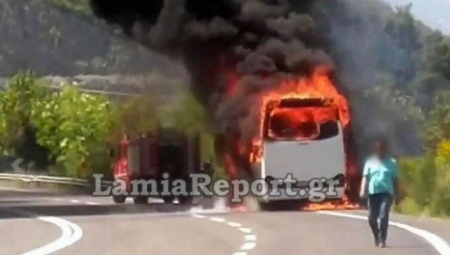 Φωτιά σε τουριστικό λεωφορείο με 30 επιβάτες στον Μπράλο