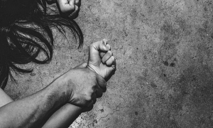 Ανήλικη κατήγγειλε ότι την βίαζε ο 49χρονος σύντροφος της μητέρας της