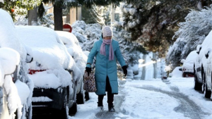 Στην «κατάψυξη» η χώρα: Κλειστοί δρόμοι, δεμένα πλοία – Σε επιφυλακή ο κρατικός μηχανισμός