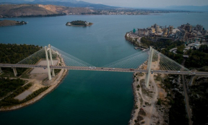 Εύβοια: Άνδρας απειλεί να πέσει από την γέφυρα Χαλκίδας