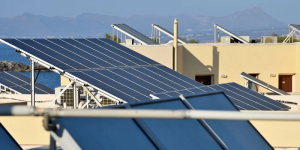 ΥΠΕΝ: Στο 60% θα φθάνει η επιδότηση για φωτοβολταϊκά στις στέγες