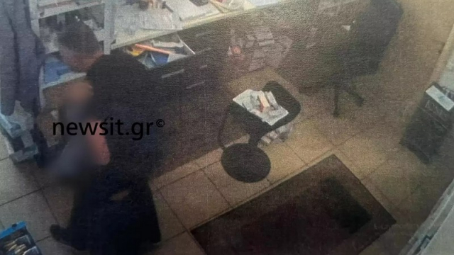 Καβάλα: Η στιγμή που ο συζυγοκτόνος μεταφέρει το άψυχο κορμί της φαρμακοποιού