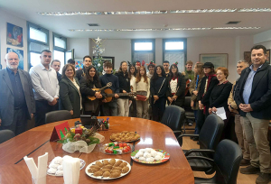 Κάλαντα με υποσημείωση στο Δημαρχείο: Το μήνυμα των μαθητών του Μουσικού Σχολείου