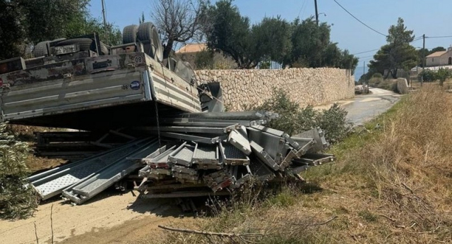 Ζάκυνθος: Αναποδογύρισε φορτηγό στις Αλυκές – Τρεις τραυματίες