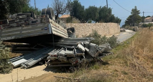 Ζάκυνθος: Αναποδογύρισε φορτηγό στις Αλυκές – Τρεις τραυματίες