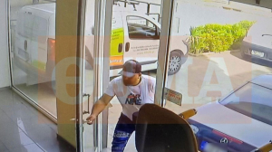 Έμπαιναν σε καταστήματα, υποδύονταν τους διανομείς φυλλαδίων και άρπαζαν τα κινητά υπαλλήλων και πελατών (vid)