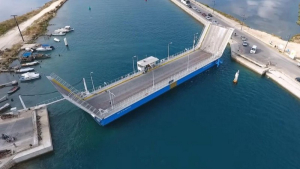 Με μια βάρδια θα λειτουργήσει για τα σκάφη η πλωτή γέφυρα Λευκάδας