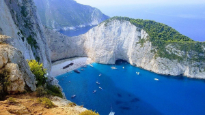 Ζάκυνθος. Μόνο πάνω από τα πλοία θα απολαμβάνουν οι τουρίστες την παραλία «Ναυάγιο»