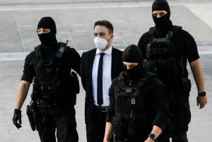 Ο Μπάμπης Αναγνωστόπουλος έχει... θαυμάστριες, «δέχεται χιλιάδες ερωτικά γράμματα στη φυλακή»