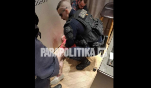 Τουρίστρια υπέστη επιληπτικό επεισόδιο στην Ερμού – Την έσωσε αστυνομικός (βίντεο)