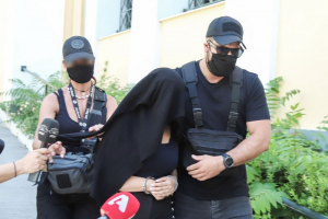 Πολυτεχνειούπολη: Η ανθυπαστυνόμος συνόδευε την Κακαράντζουλα, όταν συνελήφθη για την επίθεση με βιτριόλι