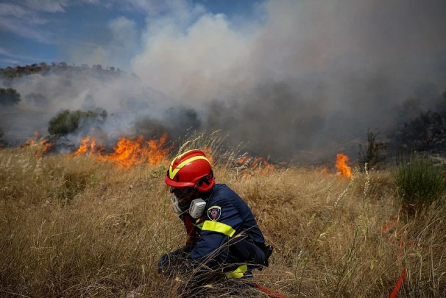 Πρέβεζα: Φωτιά δίπλα σε οικισμό - Ισχυροί άνεμοι στην περιοχή