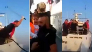 Tούρκοι Λιμενικοί χτυπούν μετανάστες και τους σπρώχνουν στο Αιγαίο (βίντεο)