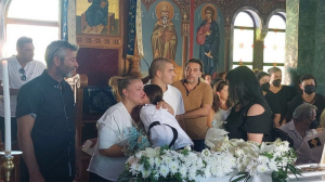 Με ένα λουλούδι και ντυμένοι στα λευκά αποχαιρέτησαν την 20χρονη δόκιμο του Εμπορικού Ναυτικού