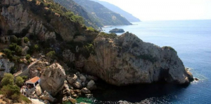 Λέσβος: Αυτοκίνητο με τρία παιδιά «κρεμόταν» στο γκρεμό