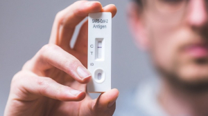 Ακριβαίνουν τώρα rapid, self και μοριακά tests