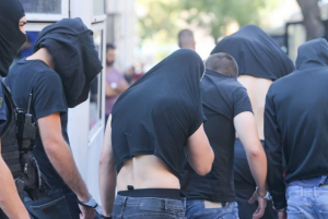 Χούλιγκαν: Ποινική δίωξη για 4 κακουργήματα σε βάρος των 104 συλληφθέντων