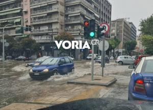 «Πνίγηκε» η Θεσσαλονίκη: Δρόμοι «ποτάμια», φωτιά σε σπίτι από κεραυνό και πτώσεις δέντρων