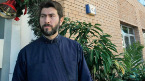 Πατήρ Αντώνιος: Παιδίατρος εξέτασε «το άρρωστο παιδί του στο αυτοκίνητο» μετά την απομάκρυνση της οικογένειας από τη δομή